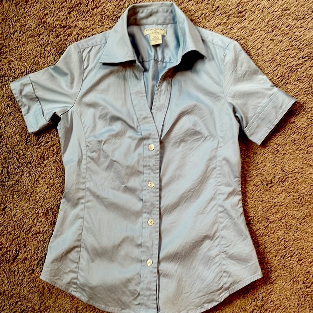 Banana Republic blouse, excellent condition. Smoke-free, per-free home.